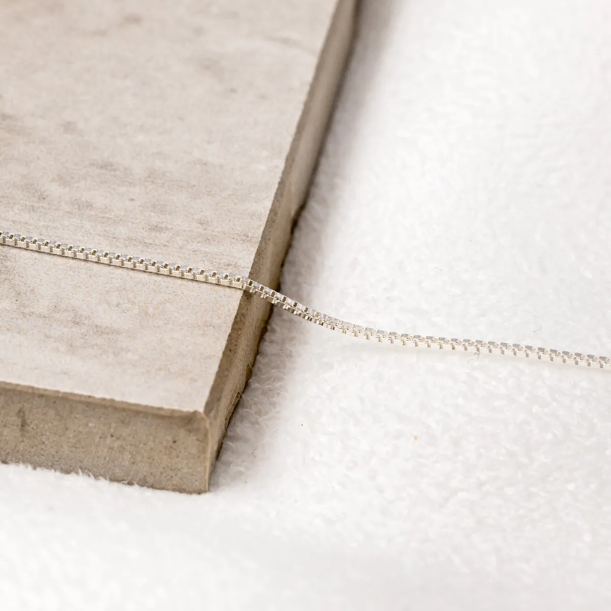ADJUSTABLE THREADER BOX CHAIN NECKLACE